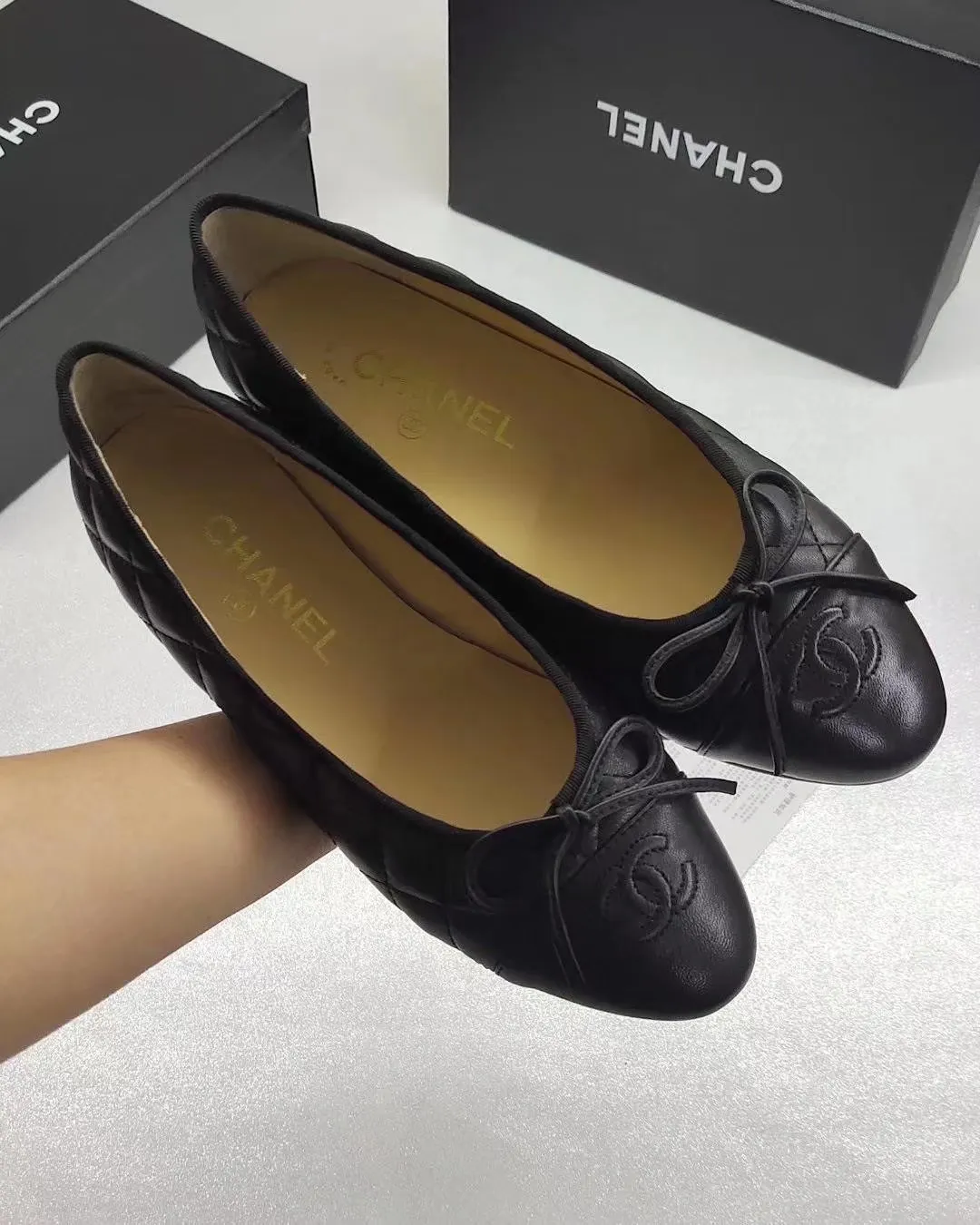 👟👟Ex-factory price 440👟👟 Chanel Chanel, ballet shoes, fashionable items, timeless classics, maintaining elegance. Exquisite style can be seen everywhere on the feet of celebrities and Internet celebrities. Luxury, replica of the popular original that will never fade away, upper; imported mixed sheepskin, inner sheepskin, size 35-41, genuine leather sole. There are too many colors for this type of fabric, please come to us for enquiries.